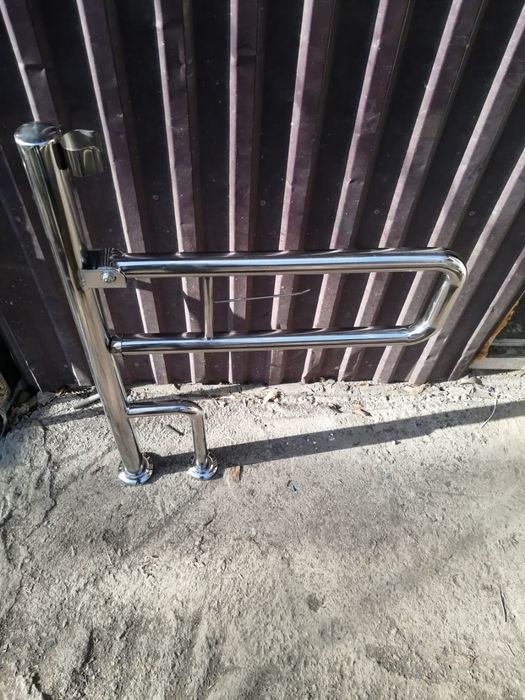 Откидной поручень