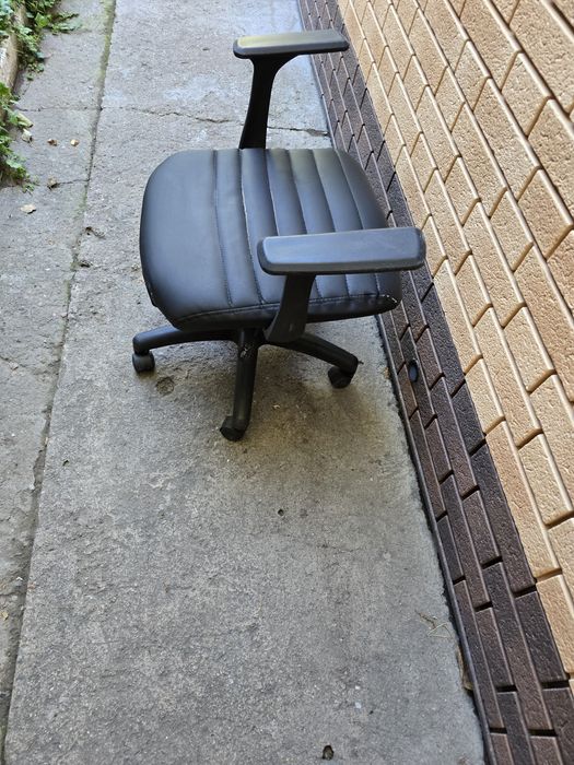 Продаю стул поворотный.