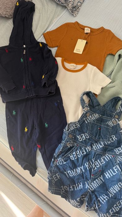 Vând un set de haine pentru un băiețel cu vârsta cuprinsă între 9 și 12 luni.