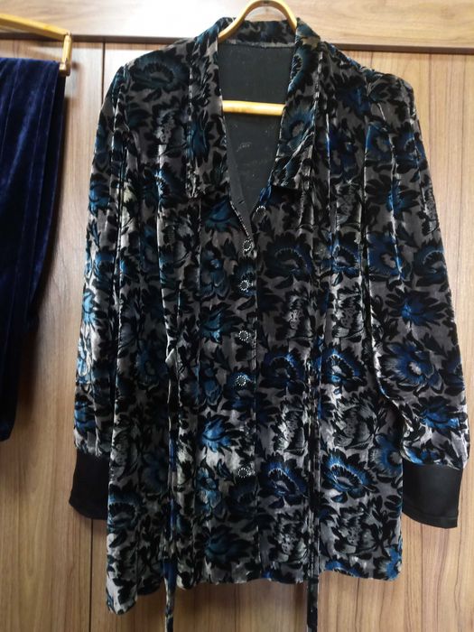 Панбархат костюм(кофта ва юбка).Размер 50-52.Нархи 150 минг сум