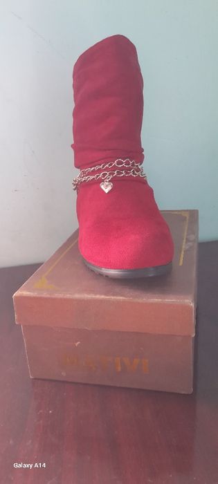 Sapok sotiladi. Xitoy fabrichni. Faqat 1 marta kiyilgan. Yangide