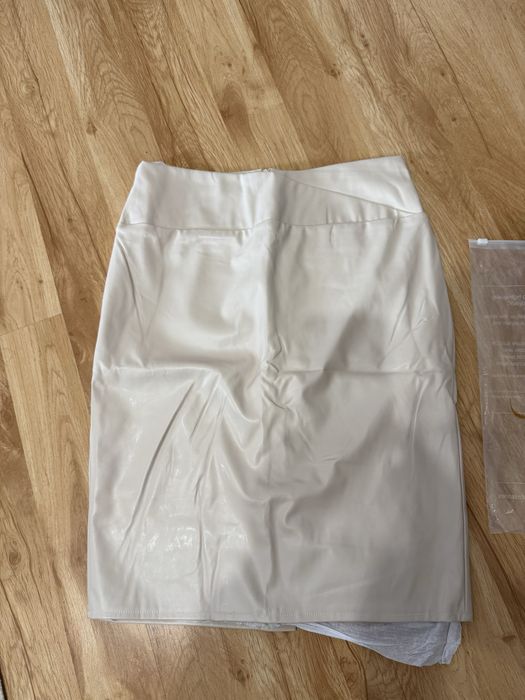 Нова кожена пола цвят много светло бежово