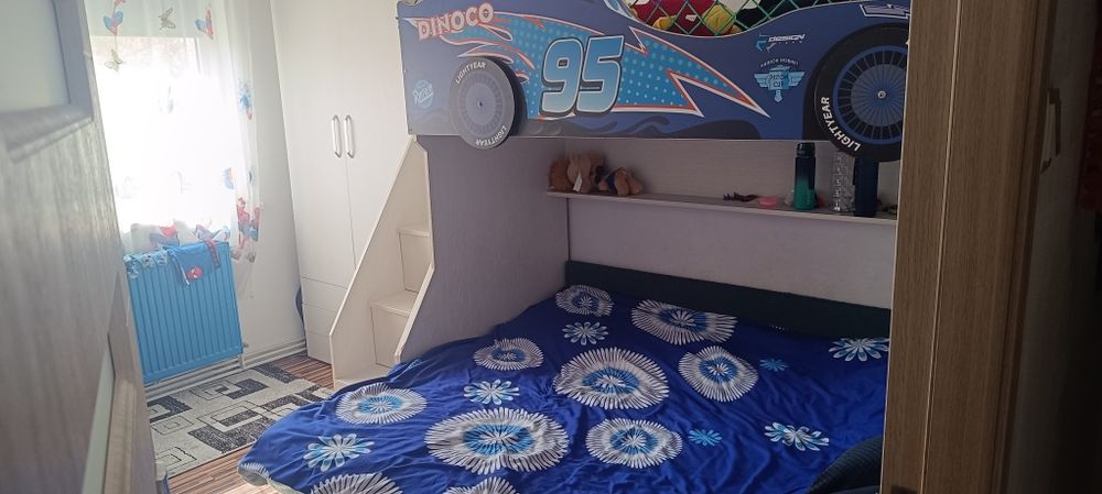 Pat supraetajat 3 locuri de dormit ,dulap mare