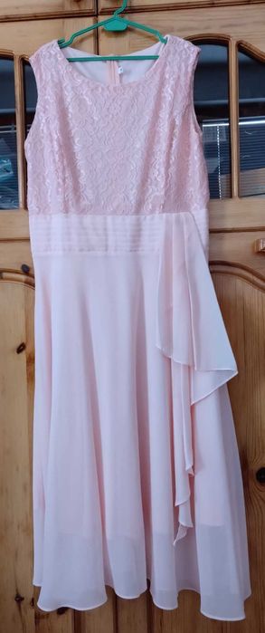 Елегантна дамска рокля в розово