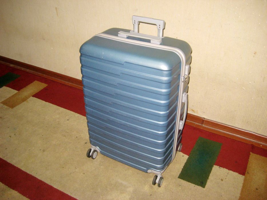 Чемодан ABS размер 75х50х30 на 4х колесах отличном состоянии!