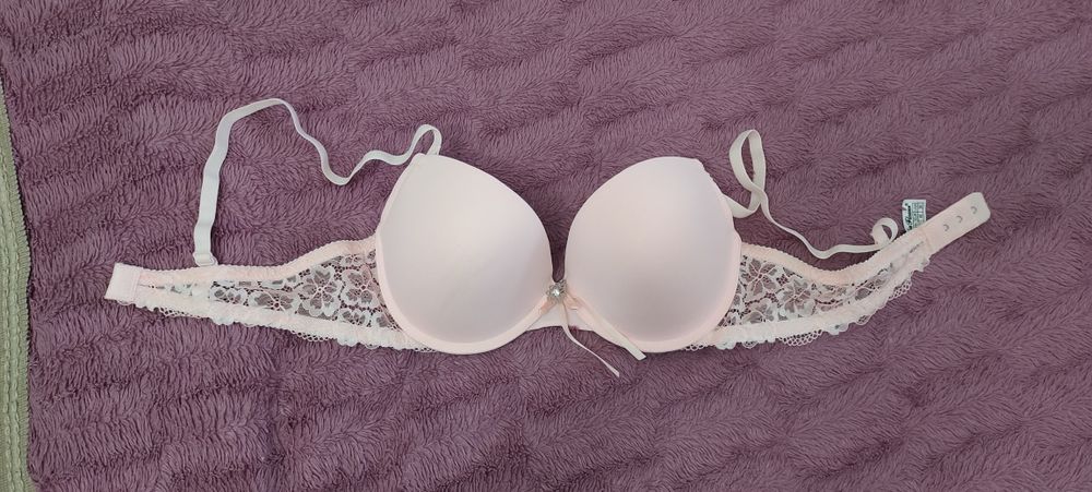 Нежно-розового цвета лифчик