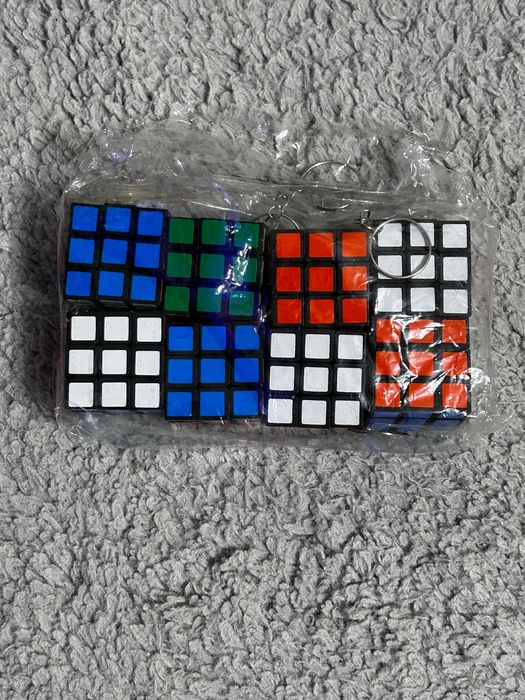 Mini-colectie: tatuaje, brelocuri, laser și șarpe – preț negociabil,l