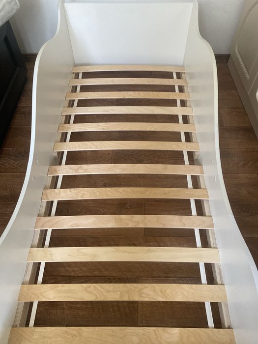 Деткая кровать без матраса