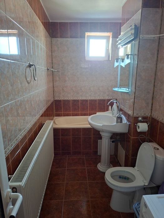 Închiriez apartament 3 camere zonă centrală