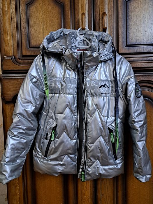 Продам курточки на девочку