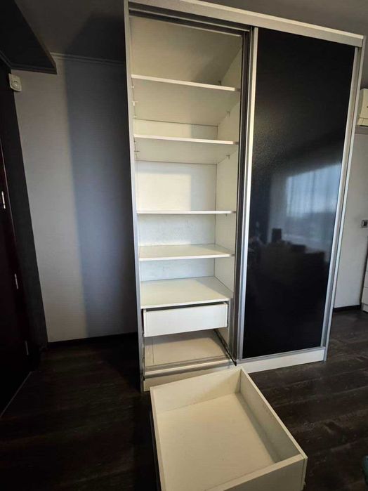 Гардероб прахово боядисан черен металик и бял гланц на плъзгане с блум