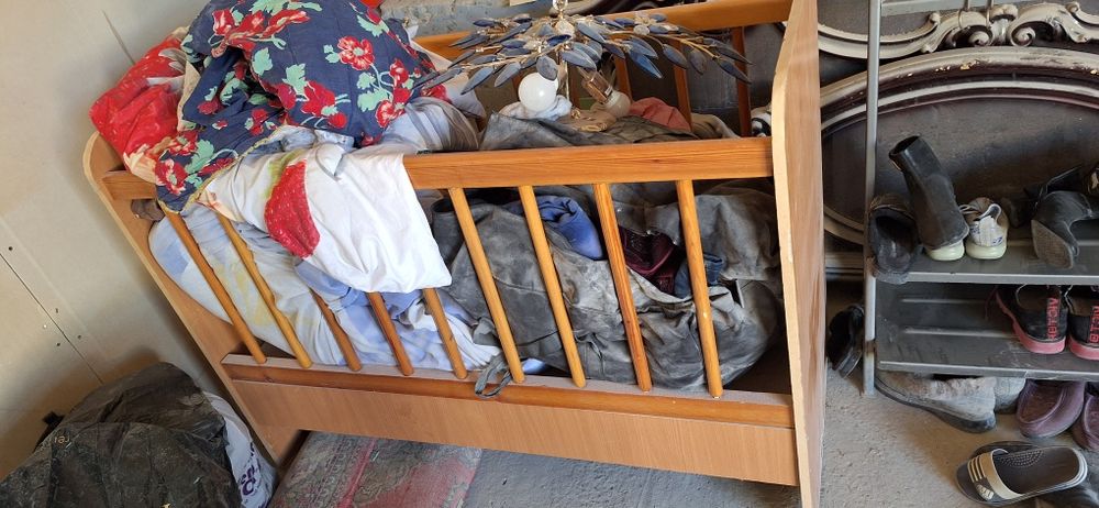 Продаётся мебель спальня и маленькая кроватка детская