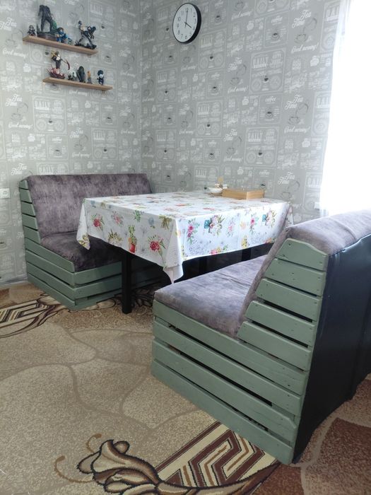 Стол и диванчики