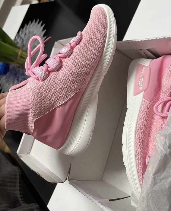 Леки и удобни дамски обувки.