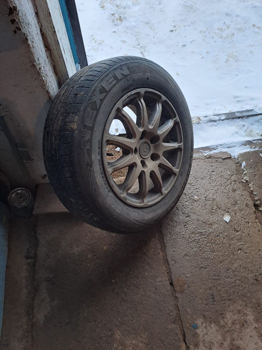 Продам летнию  резину с дисками