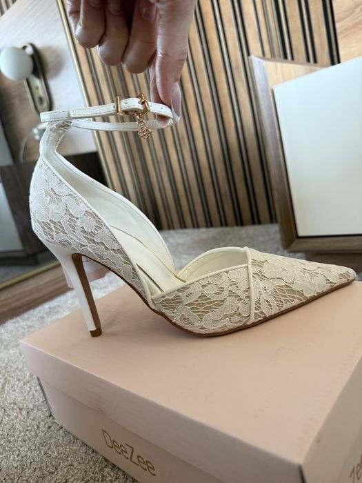 НОВИ бели дантелени обувки на ток DeeZee сватбени