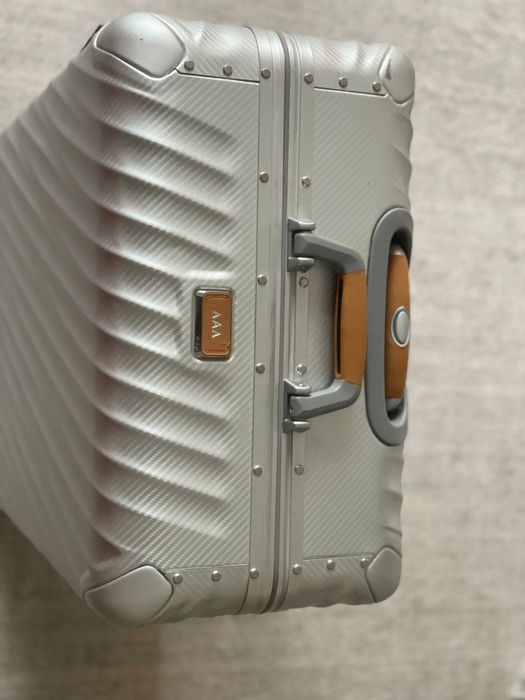 Продам чемодан  TUMI , размер L