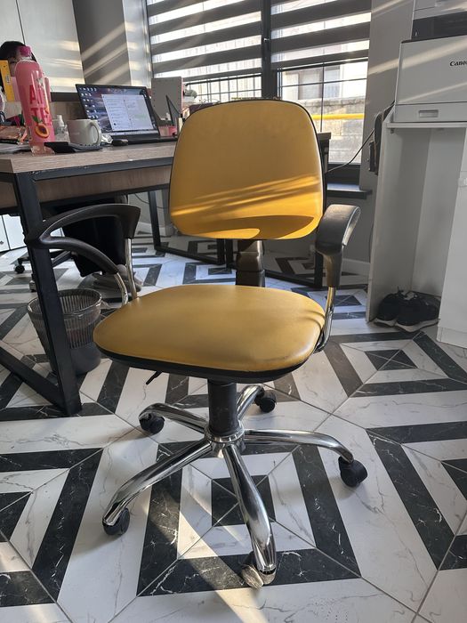 Продам офисные кресла