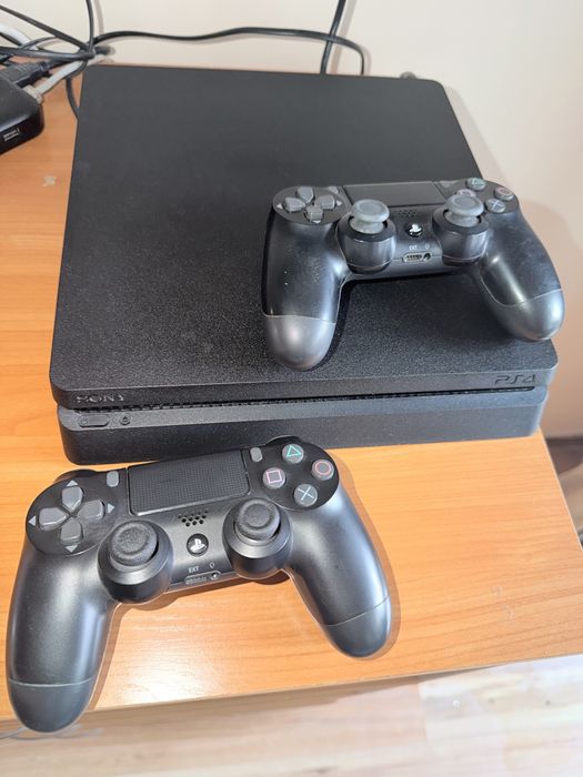 Продавам Playstation 4 с два джойстика