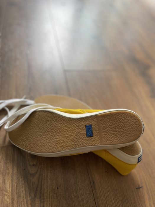 Tenesi galbeni marca Keds