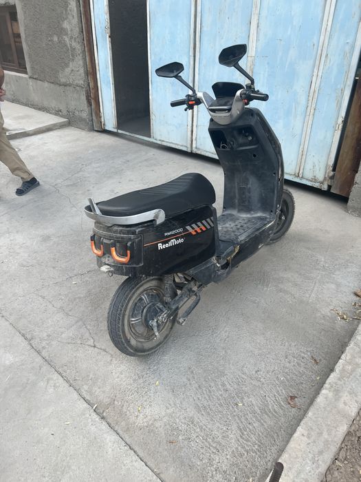 Realmoto elektro skuter