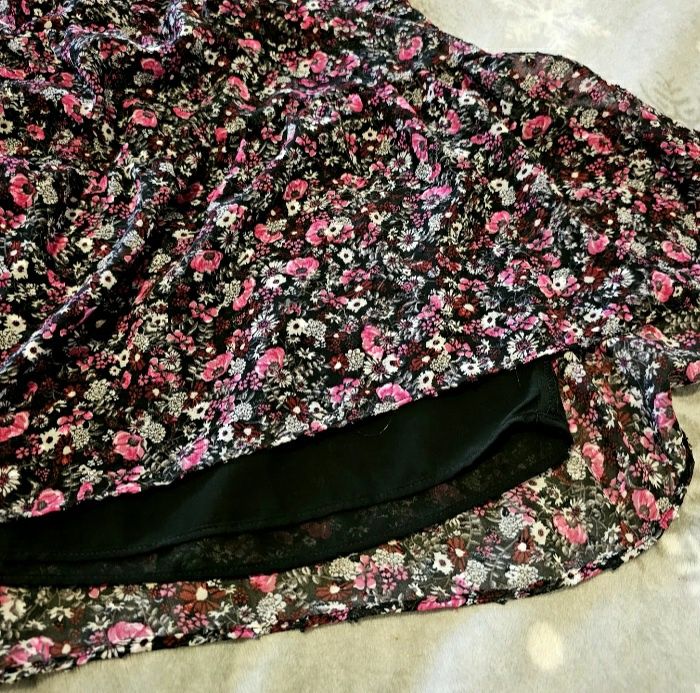 rochie vaporoasa Zara flori roz si albe pe fundal negru