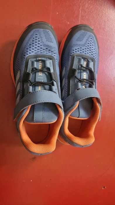 Треккинговый кроссовки