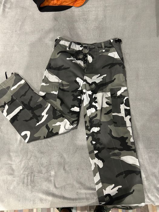 Продавам камофлажни панталони ЧИСТО НОВИ