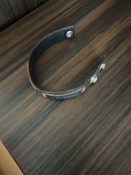 Vând diferite brățări din piele sau bile semipretioase.
