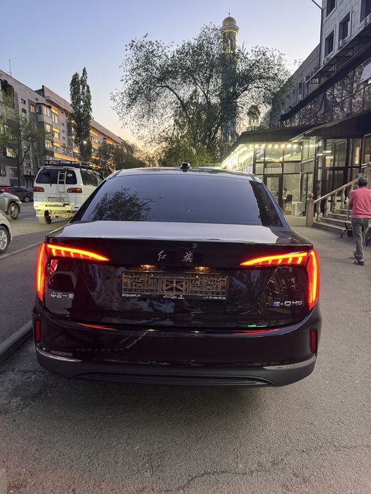 Авто в аренду Hongqi E-QM5