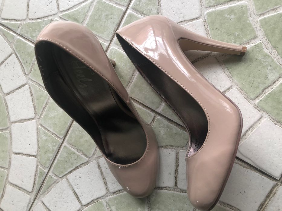 Pantofi bej din lac foarte frumosi