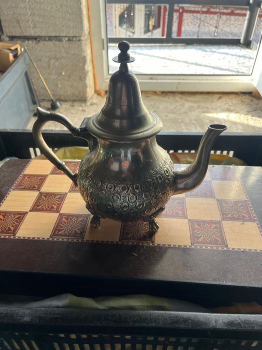 Acestă este o ceainicuța marocanica,probabil placata cu argint