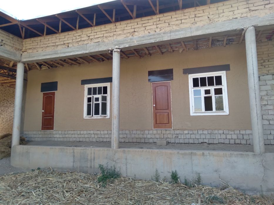 Yarim tayor uy sotiladi