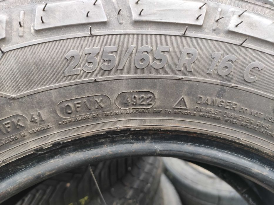 2бр Всесезонни гуми за бус 235 65 16 С - Michelin