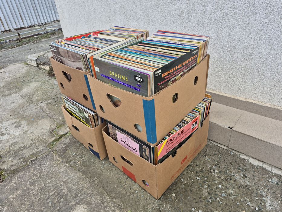 Vând colecție de 300 de viniluri muzică clasică, în stare bună, perfectă pentru pasionații de muzică clasică