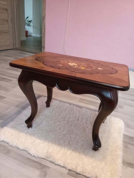 Măsuță de cafea in stare nouă, cadru din lemn masiv si ornament sculpt