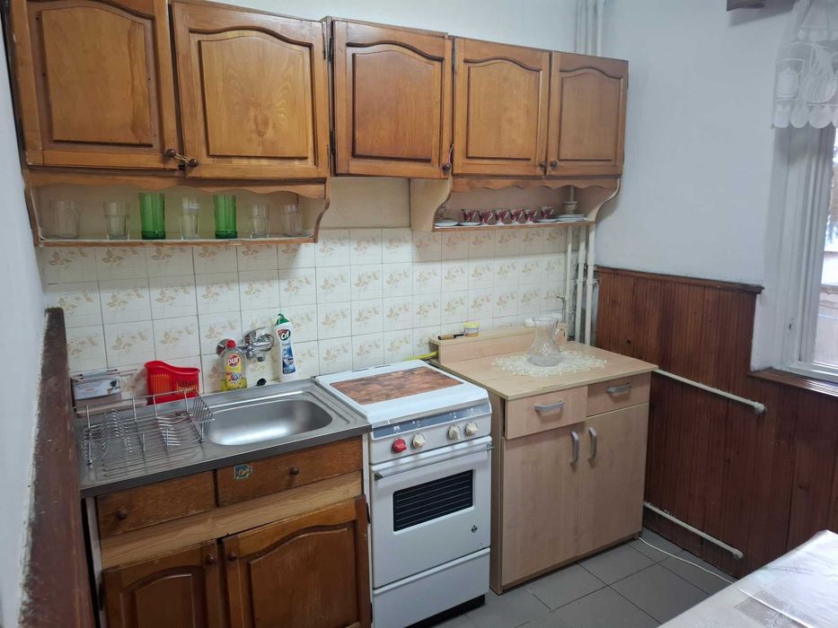 Dau in chirie ap. 2 cam. decomandat zona centrala Podgoria Arad, et.1, zona linistita si frumoasa
