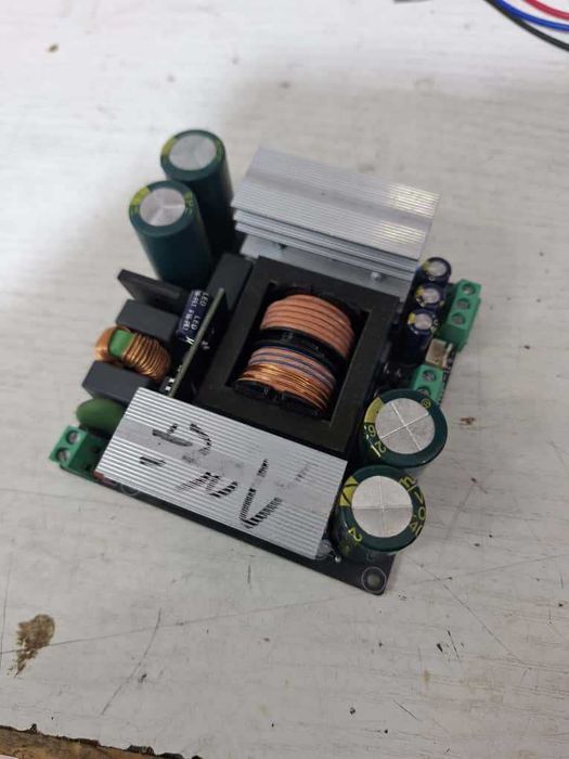 Sursă de alimentare 350W RMS tensiune de ieșire dublă 30v (plus minus)