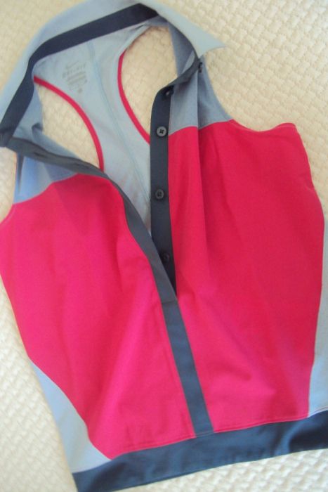 Продавам оригинална " NIKE"чисто нова блуза с етикет за тенис