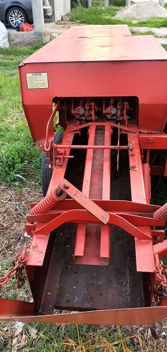 Se vind doua  prese baloti international 422 si new holland265