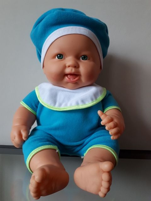 Papusa bebelus cu salopeta, bavetica si basca