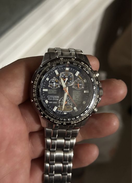 Часовник Citizen U600