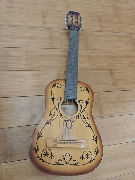 Продам укулеле, гиталее в хорошем состоянии.