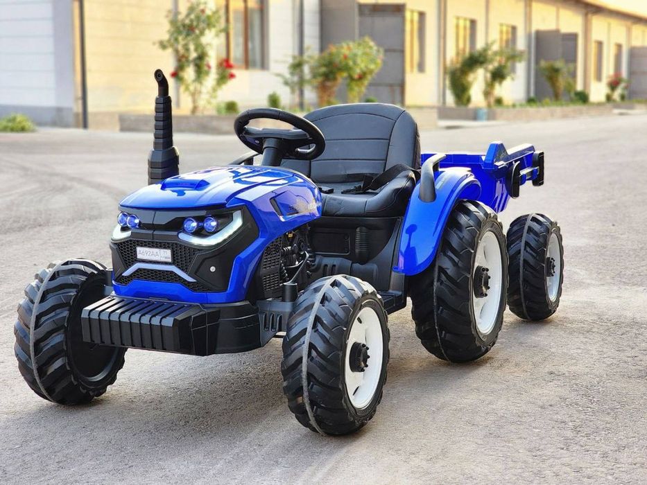 Siniy traktor pritsepli