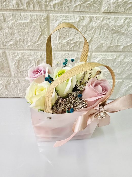 Аранжировка от сапунени рози и цветя