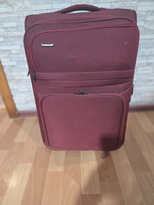 Продам чемодан  б/у