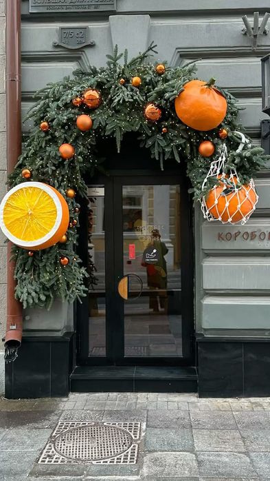 Оформление на новый год входной группы.