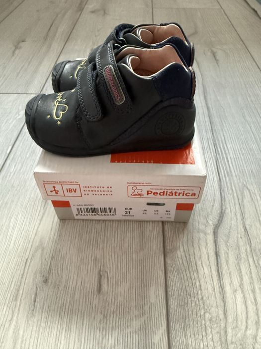 Adidasi fetite Biomecanics