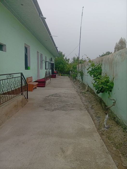 Hovli uy sotiladi