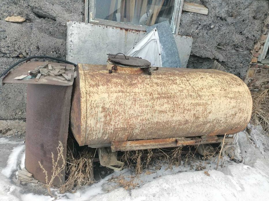 Подам емкость ( бак ) металлический (железный)